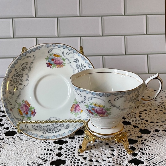 Vintage Royal Albert England Bone China Tea Cup ans Saucer Damask 2693 - Picture 1 of 13